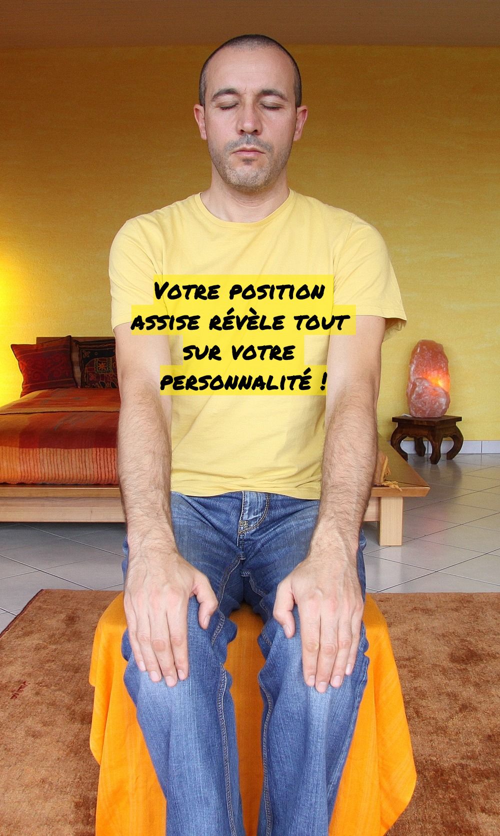 Mains sur les genoux Votre position assise révèle tout sur votre personnalité!