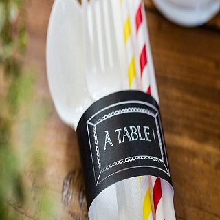 comment se tenir à table et des séries des étiquettes