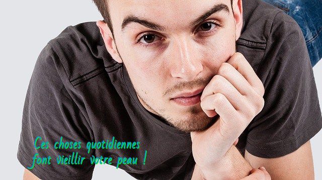 Soutenir votre tète ou votre menton avec vos mains Ces choses quotidiennes font vieillir votre peau