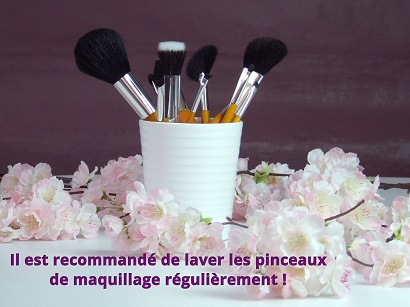 Il est recommandé de laver les pinceaux de maquillage régulièrement !