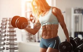 Une femme assez forte Le bodybuilding chez les femmes