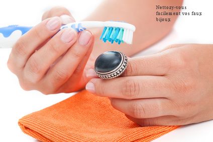 nettoyez vos bijoux avec brosse à dents Nettoyez-vous facilement vos faux bijoux